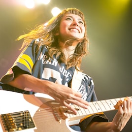 SCANDAL初の対バンツアー“ブルエンとしっかり握手”で幕