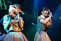 ゆるキャラさんを手に歌うRYUTistの宇野友恵（左）と佐藤乃々子（右）。