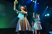 ゆるキャラさんを手に歌うRYUTistの五十嵐夢羽（左）と横山実郁（右）。