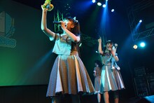 ゆるキャラさんを手に歌うRYUTistの五十嵐夢羽（左）と横山実郁（右）。