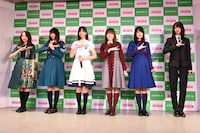 「サイレントマジョリティー」でのポーズを決めるメンバー。