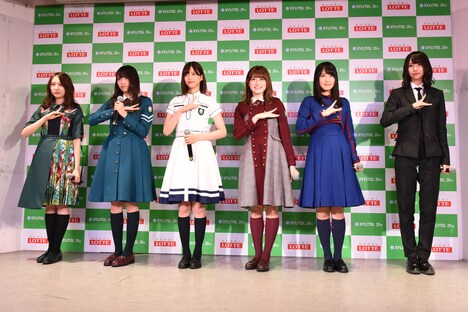 「サイレントマジョリティー」でのポーズを決めるメンバー。