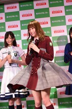 プリーツをアピールする守屋茜。