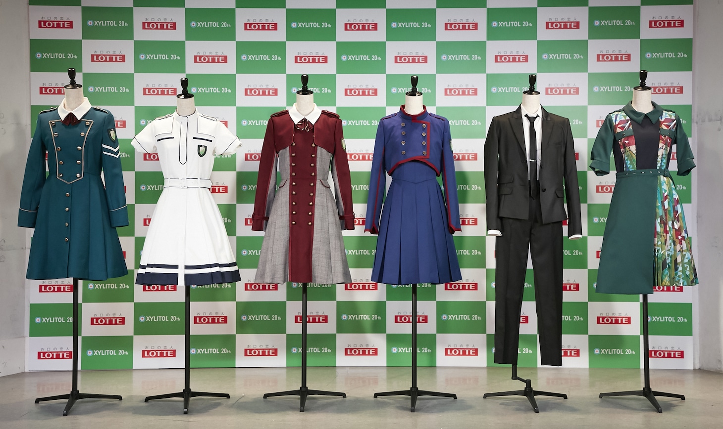 「欅坂46 UNIFORM MUSEUM supported by XYLITOL20th」で展示される衣装。