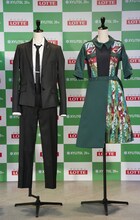 左から「風に吹かれても」の衣装、佐藤詩織がデザインしたオリジナル衣装。