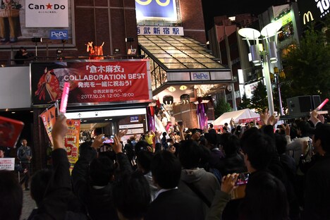 倉木麻衣がサプライズ登場した西武新宿駅前の様子。