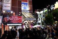 倉木麻衣がサプライズ登場した西武新宿駅前の様子。