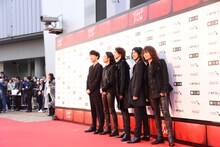 レッドカーペットに登場したTHE YELLOW MONKEYと松永大司監督。