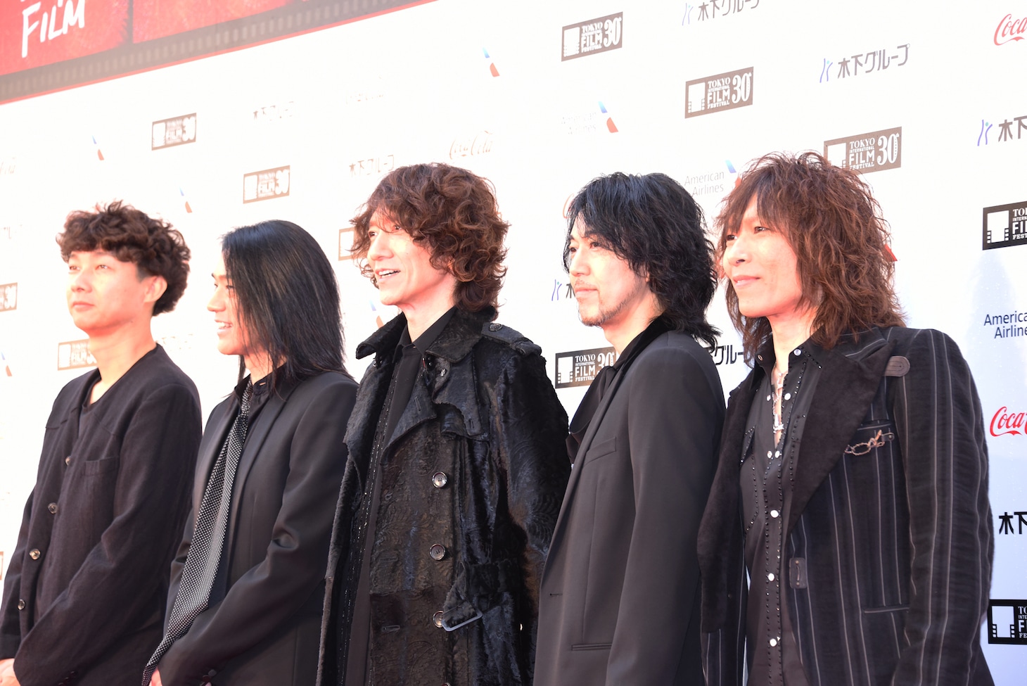 レッドカーペットに登場したTHE YELLOW MONKEYと松永大司監督。