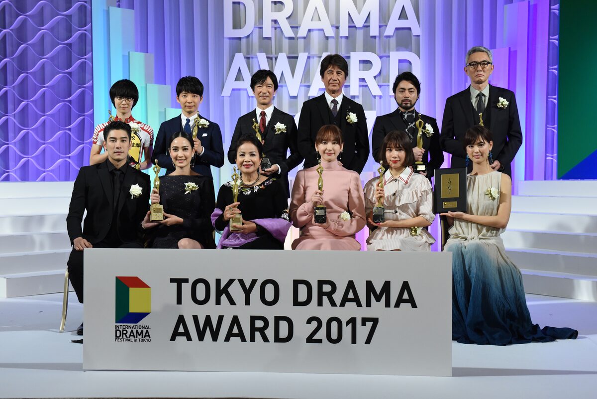 新垣結衣が石坂浩二に肩を褒められ照れ笑い 東京ドラマアウォード授賞式 写真19枚 映画ナタリー 新垣結衣が石坂浩二に肩を褒められ照れ笑い 東京ドラマアウォード授賞式 写真19枚 映画ナタリー