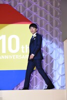 「恋」が流れる中、颯爽と現れた星野源。