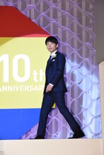 「恋」が流れる中、颯爽と現れた星野源。