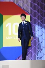 「恋」が流れる中、歩み始める星野源。