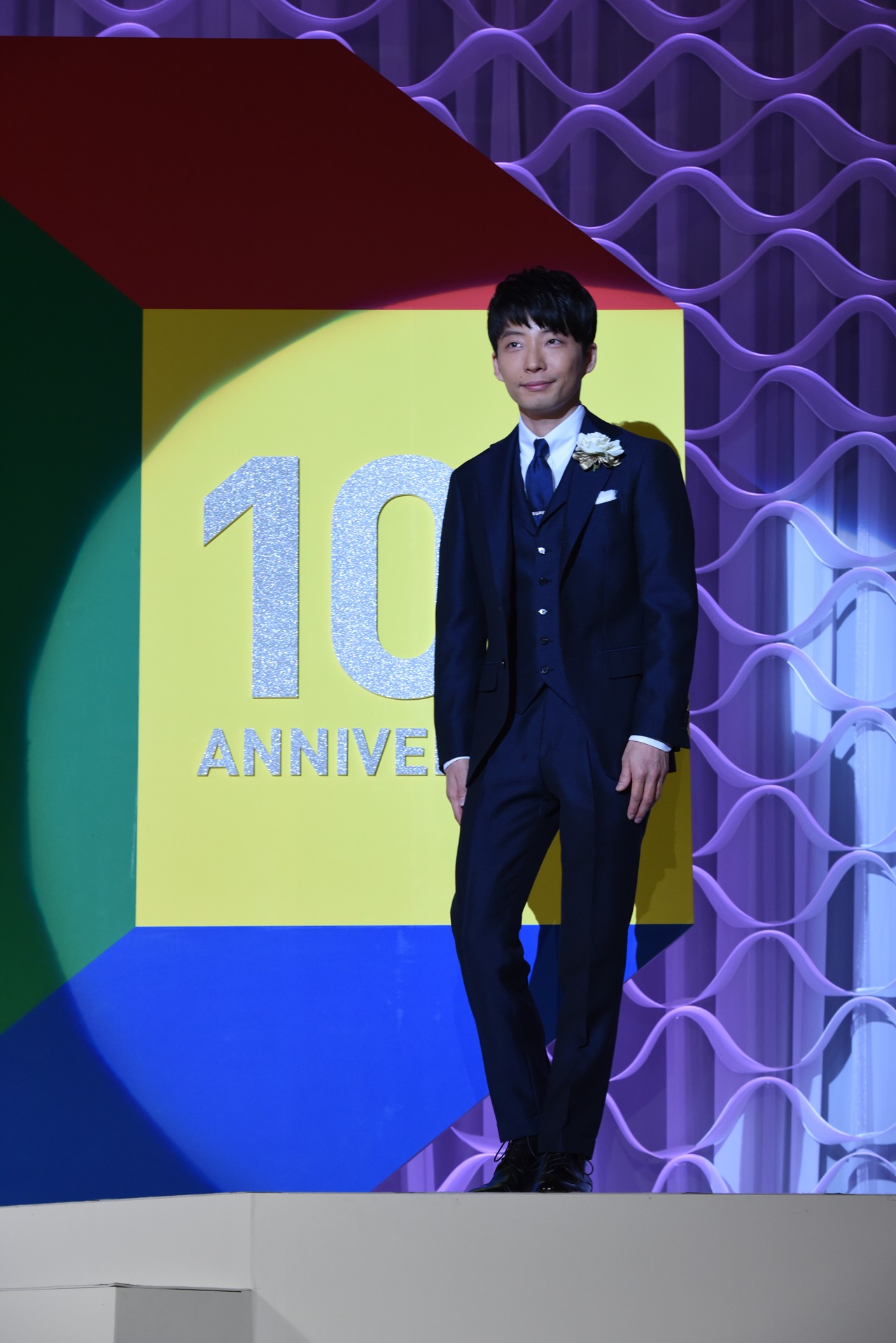 「恋」が流れる中、微笑みを見せる星野源。
