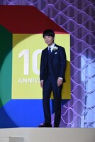 「恋」が流れる中、会場を見る星野源。