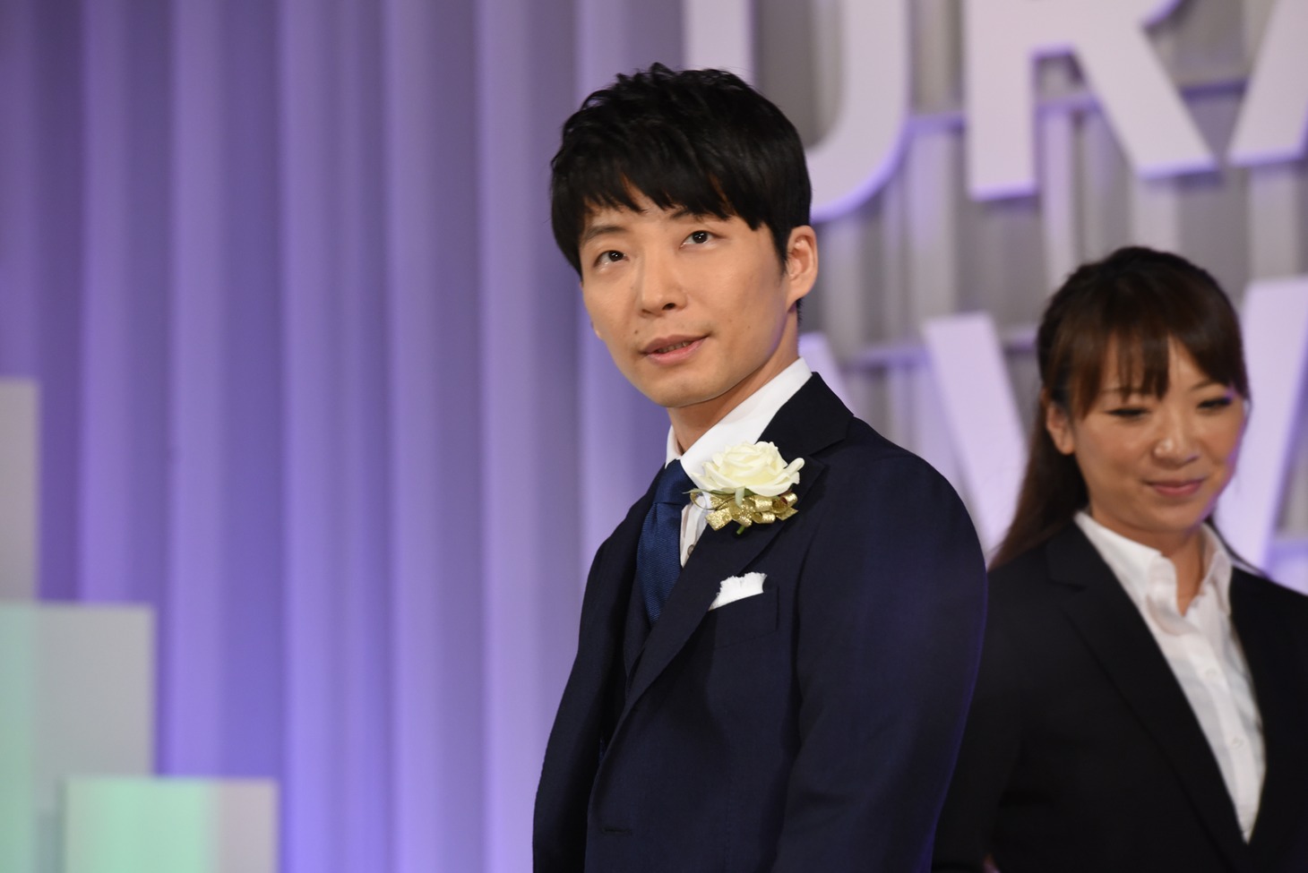 来賓席を見やる星野源。