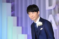 会釈をする星野源。