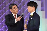 石坂浩二にマイクを向けられる星野源（右）。