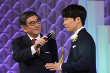 左から石坂浩二、星野源。