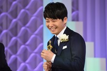 爆笑する星野源。