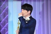 石坂浩二に褒められた“手”を口元に当てる星野源。