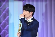 石坂浩二に褒められた“手”を口元に当てる星野源。