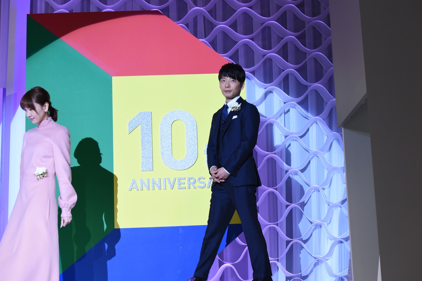 新垣結衣に続いて登場した星野源（右）。