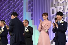 拍手をする新垣結衣（右から2番目）、星野源（右端）。