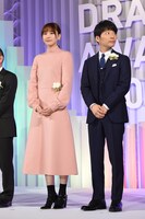 左から新垣結衣、星野源。
