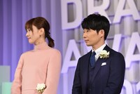 左から新垣結衣、星野源。