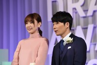 左から新垣結衣、星野源。