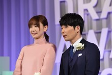 「東京ドラマアウォード2017」授賞式に登壇した新垣結衣、星野源。