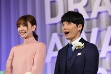「東京ドラマアウォード2017」授賞式に登壇した新垣結衣、星野源。