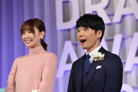 左から新垣結衣、星野源。