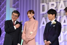 左から石坂浩二、新垣結衣、星野源。
