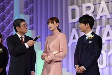 左から石坂浩二、新垣結衣、星野源。