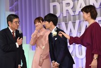 左から石坂浩二、新垣結衣、星野源、佐々木恭子。