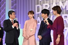 左から石坂浩二、新垣結衣、星野源、佐々木恭子。