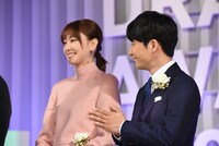 左から新垣結衣、星野源。