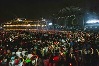 湘南乃風「SummerHolic 2017」神奈川・横浜赤レンガ倉庫 野外特設ステージ公演の様子。