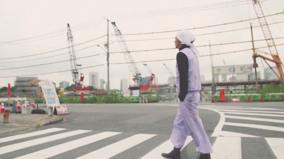 遊助「雑草より」ミュージックビデオのワンシーン。