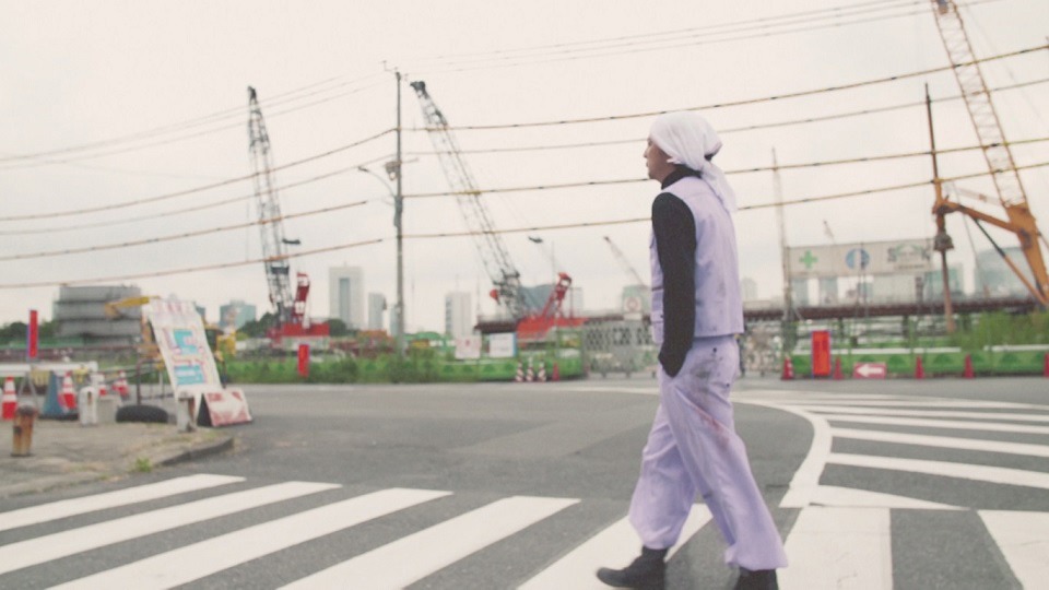 遊助「雑草より」ミュージックビデオのワンシーン。