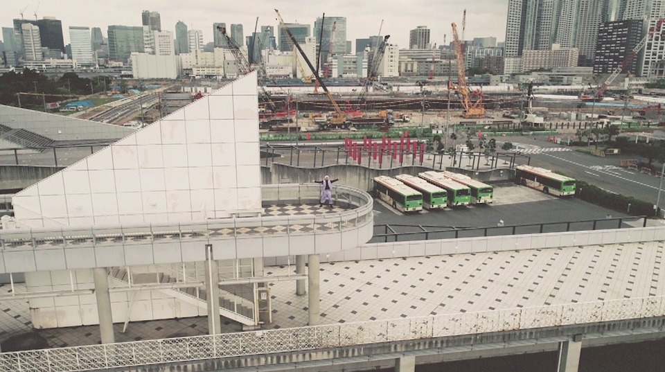 遊助「雑草より」ミュージックビデオのワンシーン。