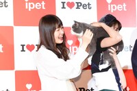 不機嫌なまなおくんをあやす高山一実。