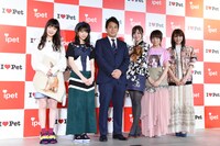 左から高山一実、西野七瀬、アイペット損害保険株式会社山村鉄平代表取締役社長、白石麻衣、秋元真夏、井上小百合。