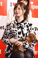 かずおくんを愛でる白石麻衣。