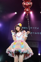赤い風船を持ちながら「大好きだよ」を歌う中山莉子。
