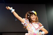 「ラブリースマイリーベイビー」の曲中にバトンのパフォーマンスを披露する中山莉子。