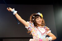 「ラブリースマイリーベイビー」の曲中にバトンのパフォーマンスを披露する中山莉子。