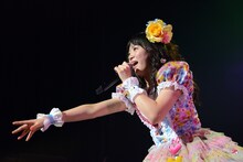 「ザ・ティッシュ～とまらない青春～」の曲中にサイン入りのボールをフロアに投げ込む中山莉子。